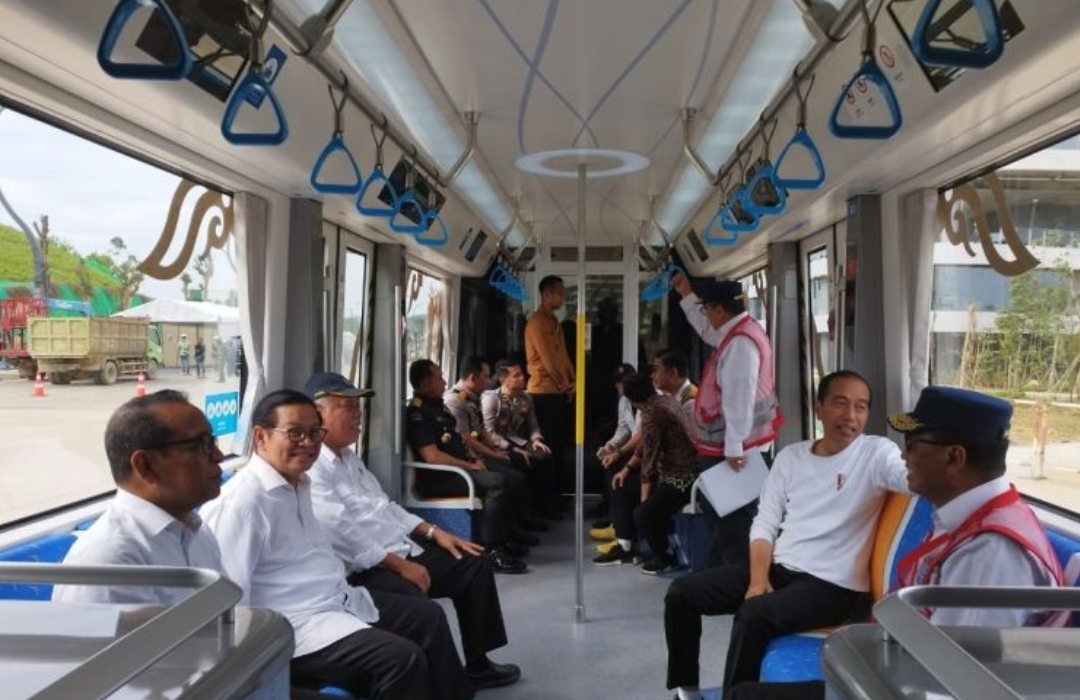 Presiden Joko Widodo menjajal kereta otonom sebagai transportasi massal saat Upacara HUT Ke-79 RI di Ibu Kota Nusantara, Selasa (13/8/2024). (ANTARA/Sigid Kurniawan) - Image