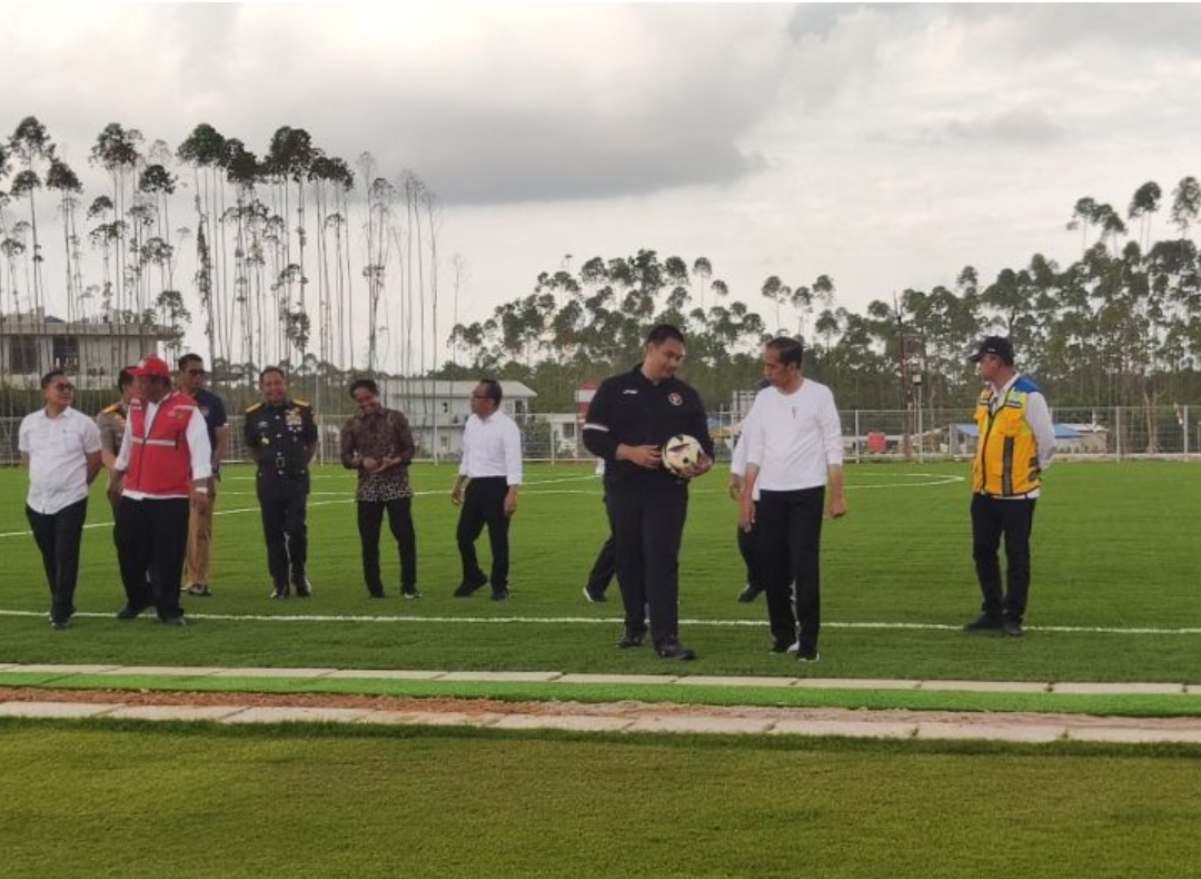 Presiden Joko Widodo memberikan keterangan usai meninjau lapangan pusat latihan sepak bola di IKN, Kalimantan Timur, Selasa (13/8/2024). ANTARA/Mentari Dwi Gayati) - Image