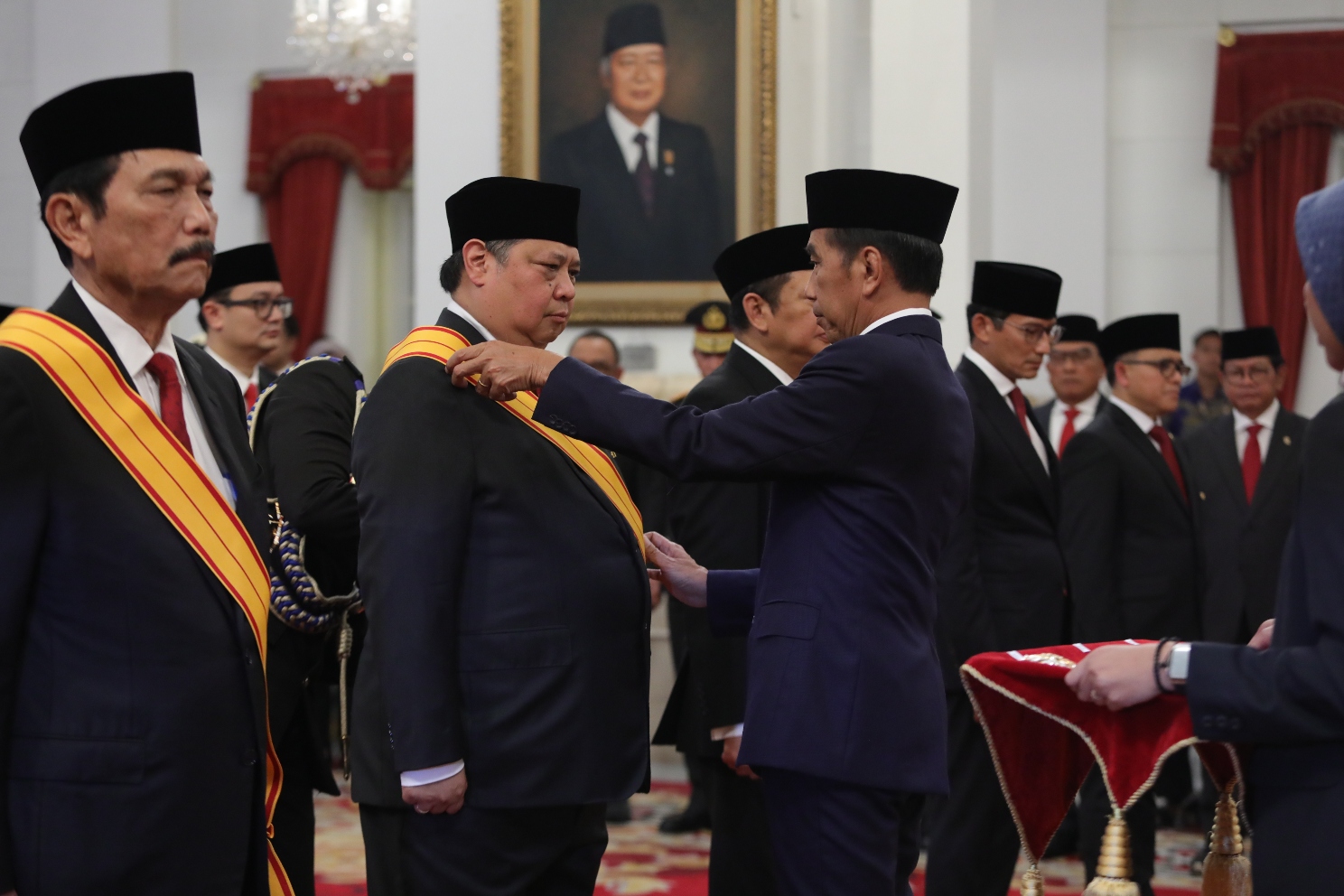 Presiden Joko Widodo menganugerahkan tanda kehormatan Bintang Republik Indonesia Utama kepada Menko Bidang Perekonomian Airlangga Hartarto di Istana, Rabu (14/8). (Fedrik Tarigan/Jawa Pos Koran) - Image