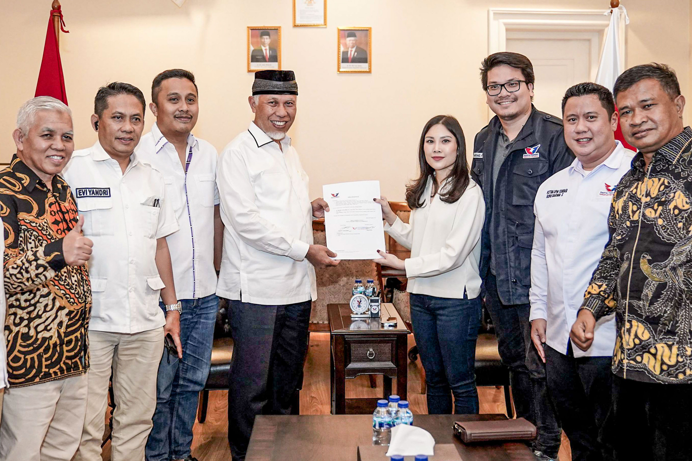 Ketua Umum DPP Partai Perindo Angela Tanoesoedibjo menyerahkan surat rekomdasi kepada bakal calon Gubernur dan Wakil Gubernur Sumatera Barat Mahyeldi Ansharullah dan Vasco Ruseimy di DPP Partai Perindo, Jakarta, Selasa (13/8/2024). (Miftahul Hayat/Jawa P - Image