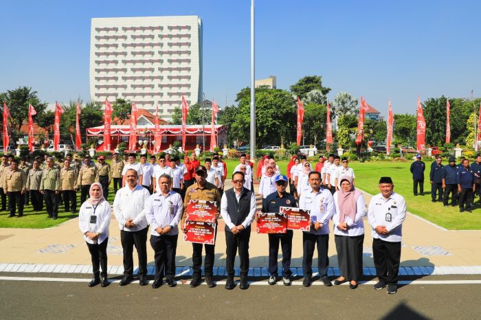 Pemprov Jatim salurkan souvenir, sembako, dan tali asih kepada perintis dan janda perintis kemerdekaan serta ahli waris keluarga pahlawan nasional, Rabu (14/8). (Pemprov Jatim) - Image