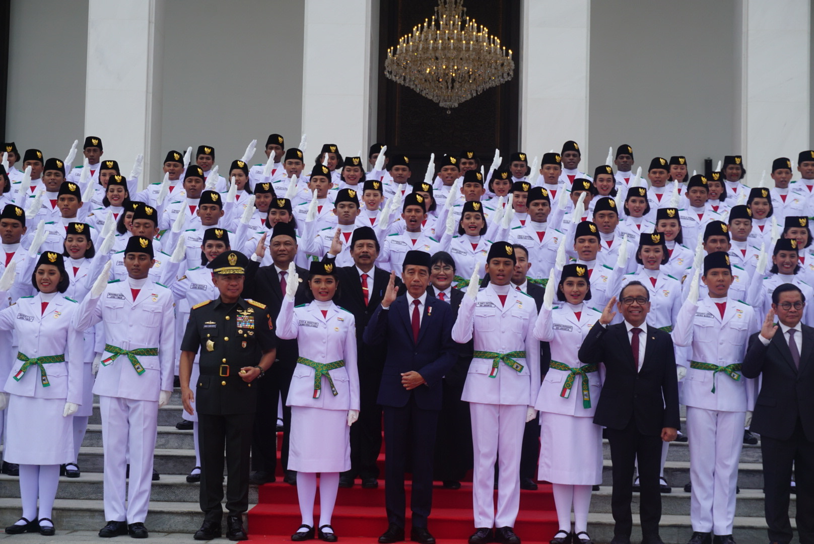 Presiden Joko Widodo bersama Paskibraka 2024 usai pengukuhan. (Ferlynda Putri/Jawa Pos Koran) - Image