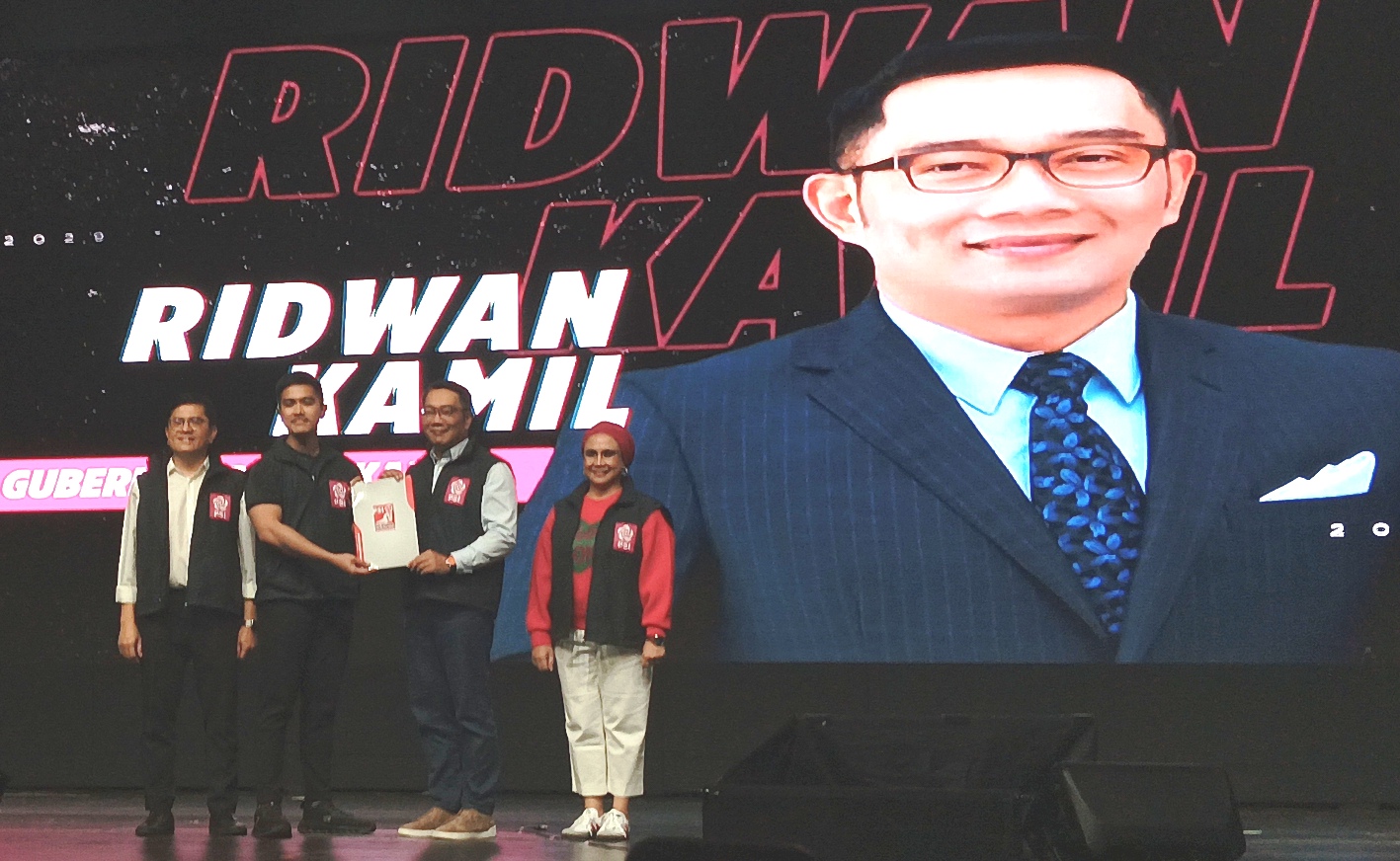 Ketua Umum PSI Kaesang Pangarep (dua dari kiri) menyerahkan rekomendasi untuk Ridwan Kamil (dua dari kanan) di Pilkada Jakarta 2024, Kamis (15/8). (Tazkia Royyan/JawaPos.com) - Image