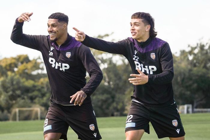 Darryl Lachman (kiri) lahir dari produk akademi Ajax yang sangat fokus untuk pengembangan pemain muda. (@dbrlachman) - Image