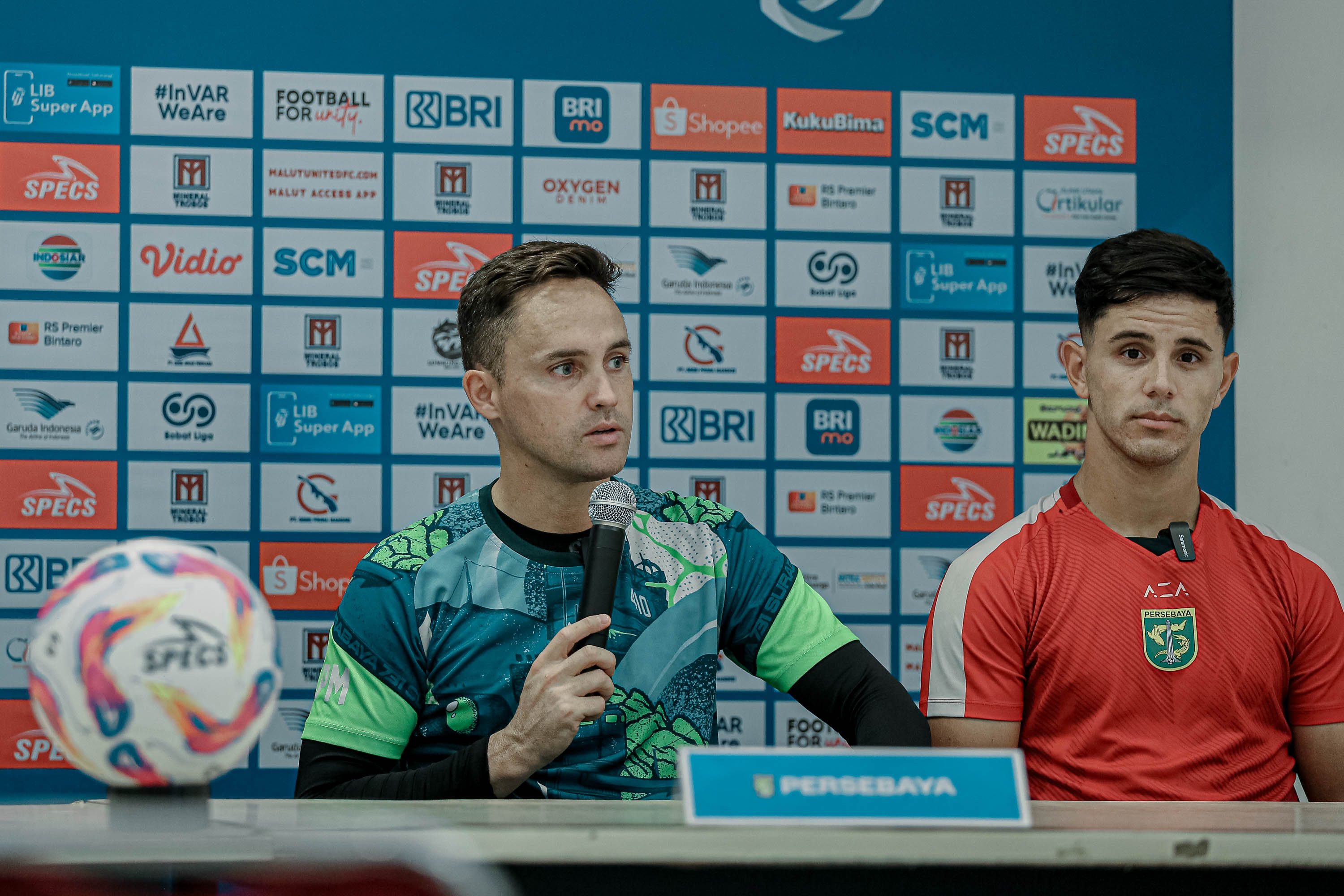 Paul Munster dan Bruno Moreira saat menghadiri pre match press confrence di Stadion Madya, Jakarta, Kamis (15/8). (Persebaya) - Image