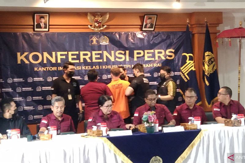 Imigrasi Ngurah Rai menghadirkan AF (rompi oranye), WN Rusia yang diduga terlibat kejahatan narkotika dalam jumpa pers, Kamis (15/8). (ANTARA/Dewa Ketut Sudiarta Wiguna) - Image