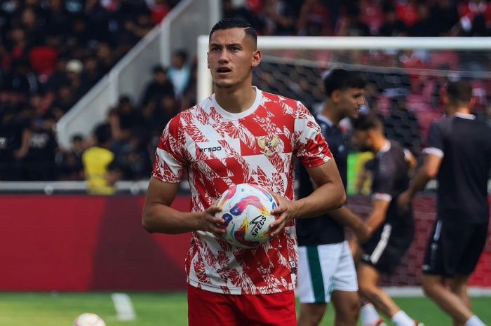 Jay Idzes diprediksi tetap akan jadi jenderal di lini belakang Timnas Indonesia untuk Kualifikasi Piala Dunia 2026. (Instagram/@jayidzes) - Image