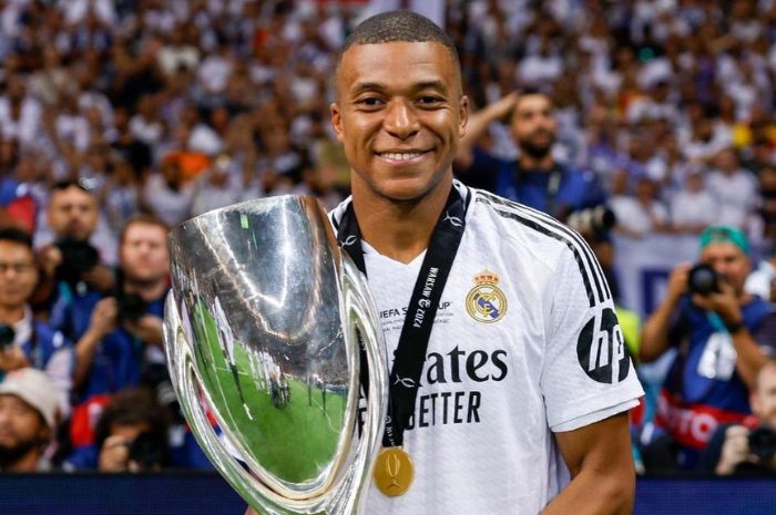 Kylian Mbappe catatkan sejarah di debutnya bersama Real Madrid dengan juara UEFA Super Cup. (Instagram/@k.mbappe) - Image
