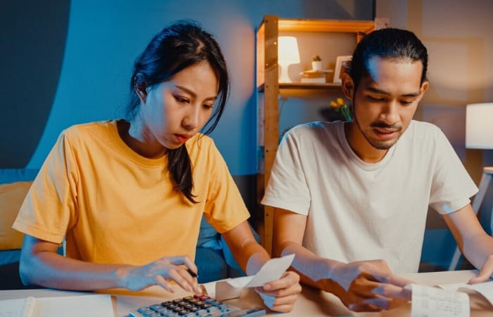 Membayar tunai adalah salah satu cara untuk mengatasi masalah keuangan keluarga (freepik) - Image