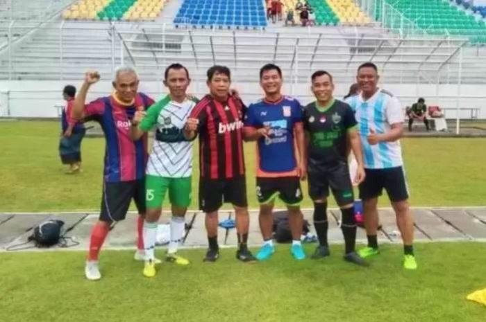 Seger Sutrisno (tiga dari kiri) jadi teladan bagi pemain muda Persebaya Surabaya. (Radar Kediri) - Image