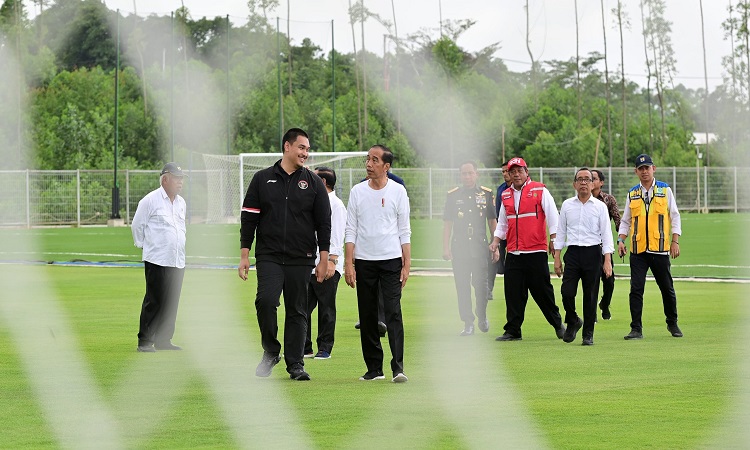Presiden mengunjungi pusat pelatihan atau training center (TC) Persatuan Sepak Bola Seluruh Indonesia (PSSI) di Ibu Kota Nusantara. (Antara) - Image