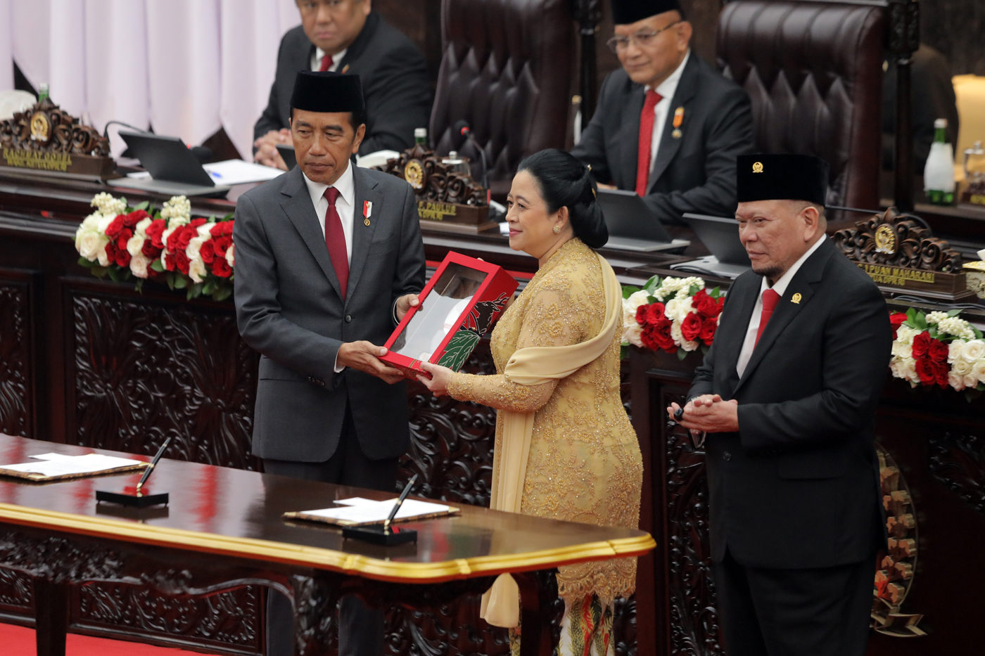 Presiden Joko Widodo dengan disaksikan Ketua DPR Puan Maharani dan Ketua DPD Lanyalla Mahmud Mattalitti menandatangani berita acara penyerahan RUU Tentang APBN Tahun Anggaran 2025 dalam Sidang Paripurna Pembukaan Masa Persidangan I DPR Tahun Sidang 2024-2 - Image