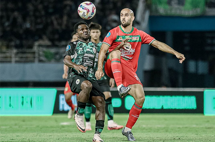Momen Persebaya saat berhasil menaklukkan PSS Sleman. Sore ini, Persebaya bersiap melawan Malut United. (Instagram Persebaya) - Image
