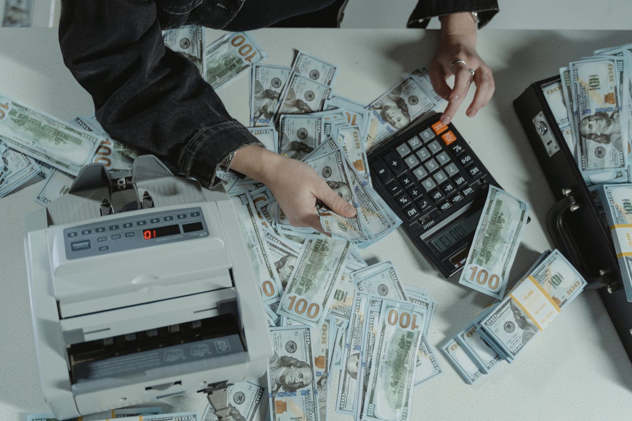 Weton yang bakal mendapatkan rezeki menurut Primbon Jawa./Pexels/Tima Miroshnichenko - Image
