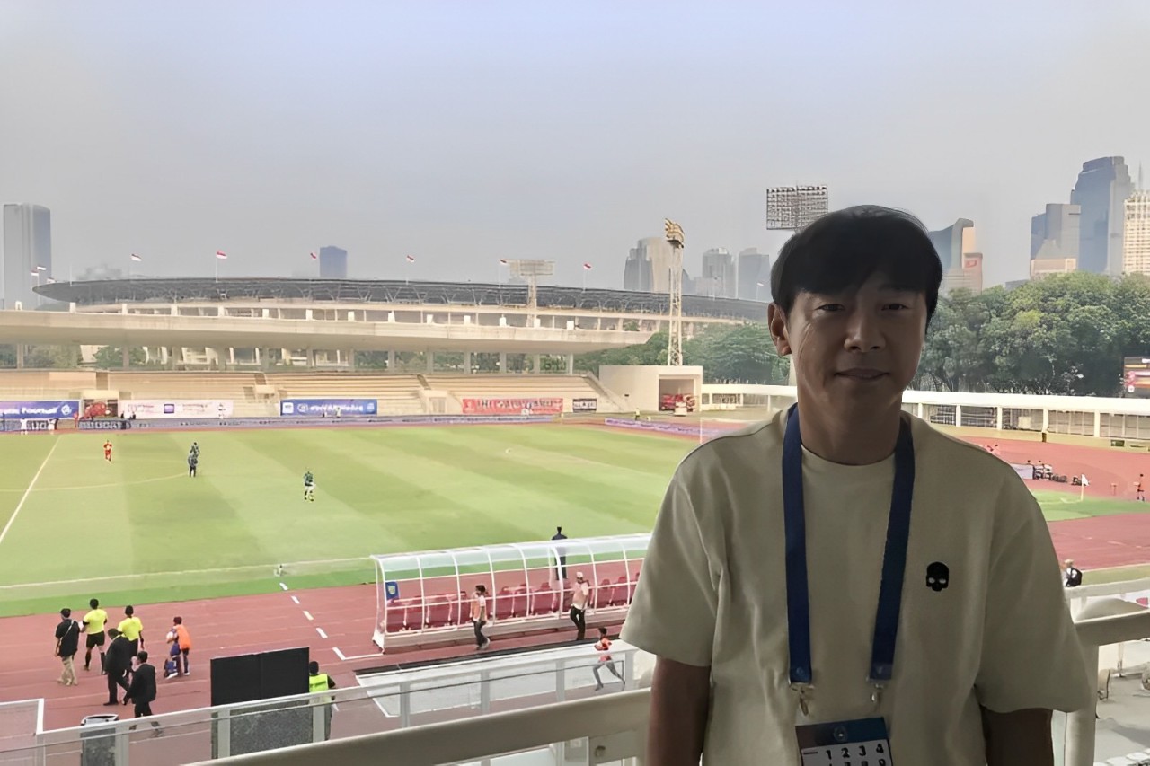 Pelatih Timnas Indonesia Shin Tae-yong saat sedang memantau pertandingan Liga 1 Indonesia 2024/2025 antara Malut United melawan Persebaya Surabaya di Stadion Madya Gelora Bung Karno (GBK), Jakarta. - Image