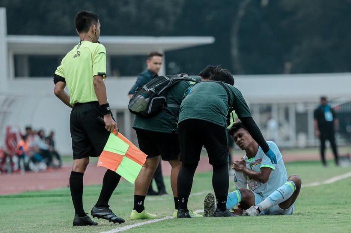 Arief Catur Pamungkas pasca dijatuhkan pemain Malut United di pekan kedua Liga 1 Indonesia 2024/2025. (Instagram/@officialpersebaya) - Image