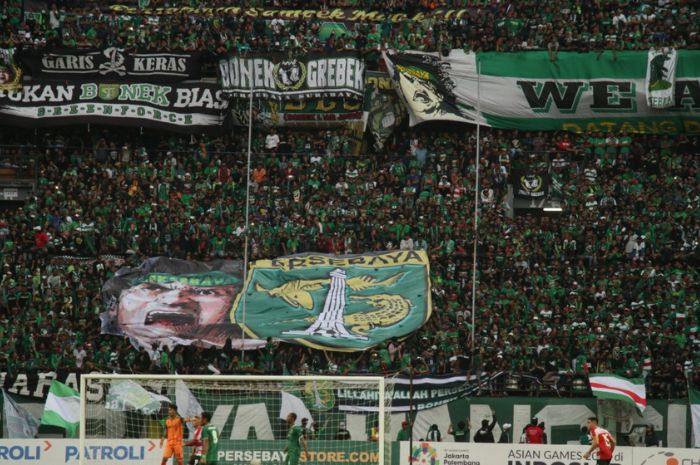 Bonek, suporter Persebaya Surabaya, ketika mendukung penuh tim kesayangannya. (persebaya.id) - Image