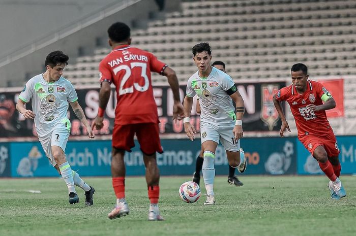 Bruno Moreira gagal cetak gol di pekan kedua Liga 1 Indonesia 2024/2025 kontra Malut United. (Instagram/@officialpersebaya) - Image