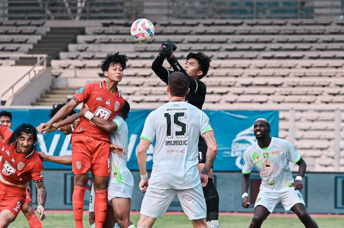 Ernando Ari jadi salah satu pemain penting Persebaya Surabaya yang juga jadi andalan Shin Tae-yong di Timnas Indonesia. (Instagram/@officialpersebaya) - Image
