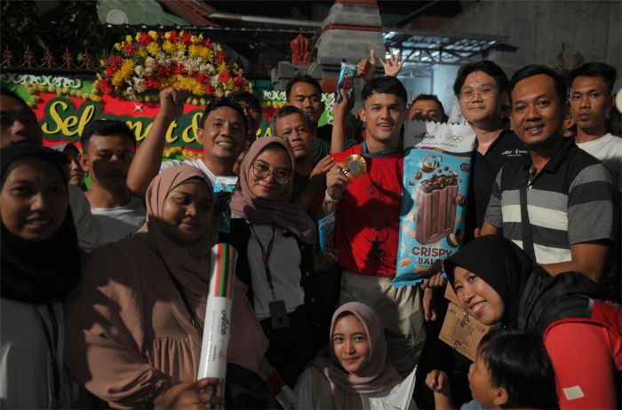 Atlet angkat besi kelas 73 kilogram Rizki Juniansyah dapat sambutan hangat di kampung halaman setelah meraih medali emas di pentas Olimpiade Paris 2024. (Istimewa) - Image