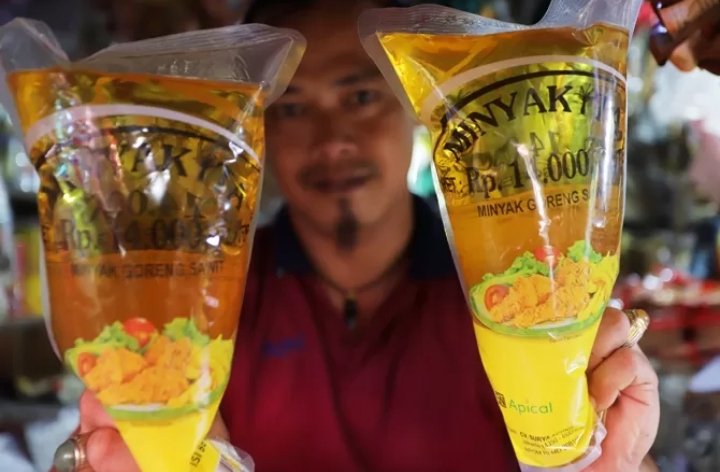 Ilustrasi minyak goreng kemasan bersubsidi Minyakita di salah satu Pasar Kebayoran Lama, Jakarta./Dery Ridwansyah/Jawa Pos - Image