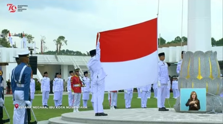 Pengibaran Sang Saka Merah Putih di Upacara detik-detik proklamasi di IKN. (Youtube) - Image