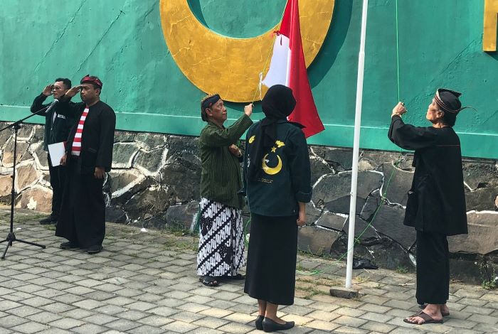 Pengerek Rek Tessy dan Bagong Jadi Pengerek Bendera di Upacara 17 Agustus