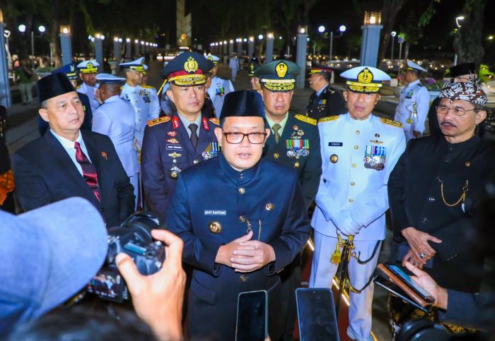 Pj Gubernur Jatim Adhy Karyono pimpin Apel Kehormatan dan Renungan Suci (AKRS) Peringatan HUT Ke-79 RI di TMP 10 Nopember, Surabaya, Sabtu (17/8) dini hari. (Pemprov Jatim) - Image