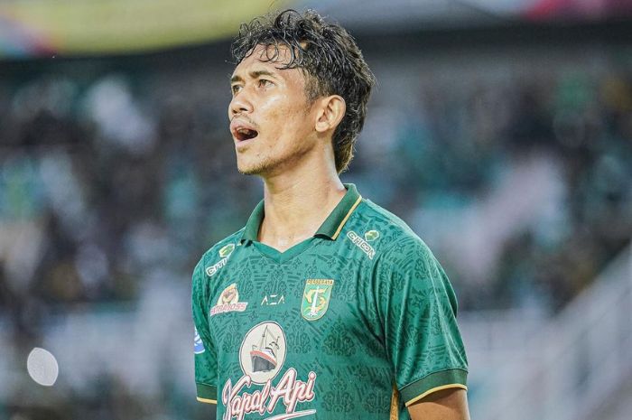 Arief Catur Pamungkas menjelma sebagai pemain kunci Persebaya Surabaya di Liga 1 Indonesia 2024/2025 berkat konsistensi dan determinasinya di lapangan. (Instagram/@ariefcaturp) - Image