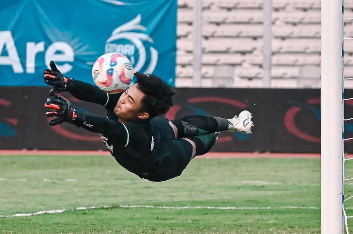 Ernando Ari Sutaryadi kembali memperpanjang tradisi clean sheets yang dilakukannya sejak Liga 1 Indonesia 2022/2022 hingga musim sekarang. (Instagram/@officialpersebaya) - Image