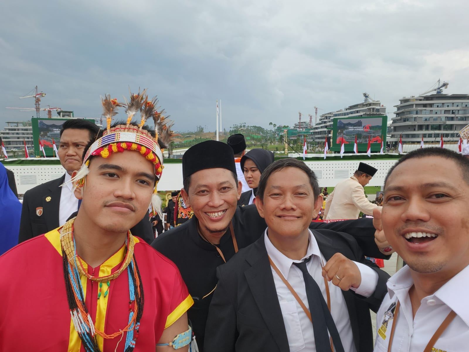 Sejumlah ketua umum relawan Jokowi berfoto bersama Ketua Umum PSI yang juga putra bungsu presiden Jokowi, Kaesang Pangarep, usai upacara di IKN, Sabtu (17/8/2024). (dok. Relawan Plat K) - Image