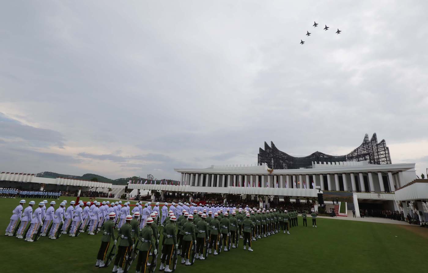 Jet tempur F-16 TNI AU melakukan fly pass di atas lokasi upacara Peringatan Detik-detik Proklamasi Kemerdekaan Republik Indonesia di lapangan upacara Istana Negara Ibu Kota Nusantara (IKN), Penajam Paser Utara, Kalimantan Timur, Sabtu (17/8/2024). (Fedrik - Image