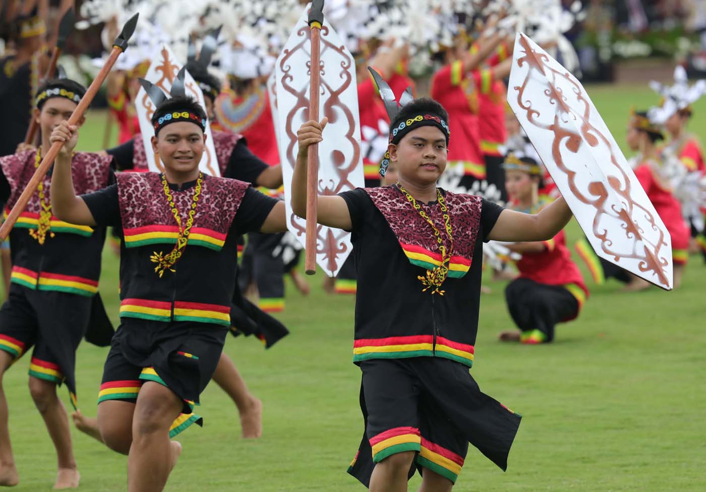 Sejumlah penari menampilkan tarian khas Suku Dayak dari Kalimantan usai upacara Peringatan Detik-det