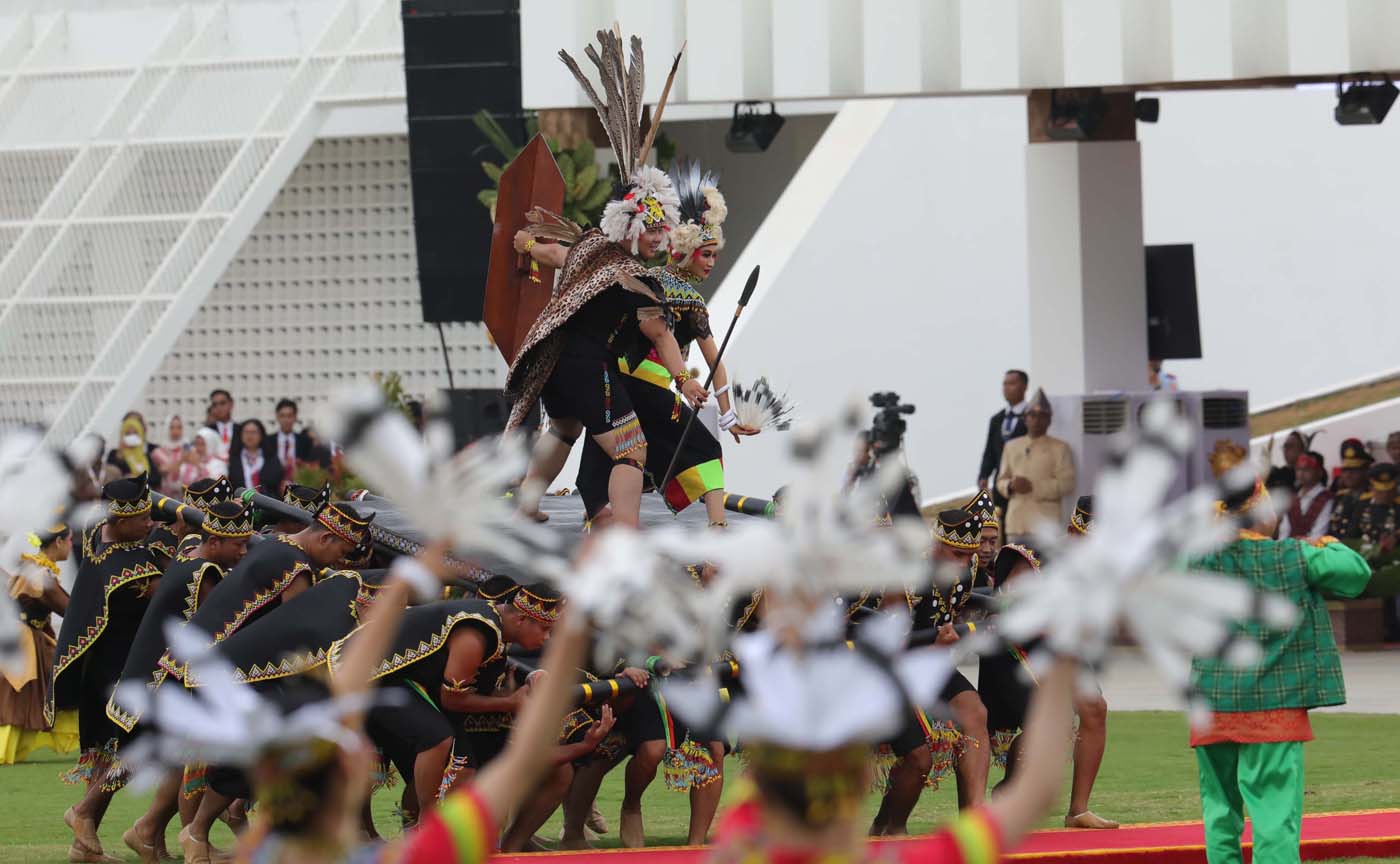 Sejumlah penari menampilkan tarian khas Suku Dayak dari Kalimantan usai upacara Peringatan Detik-det