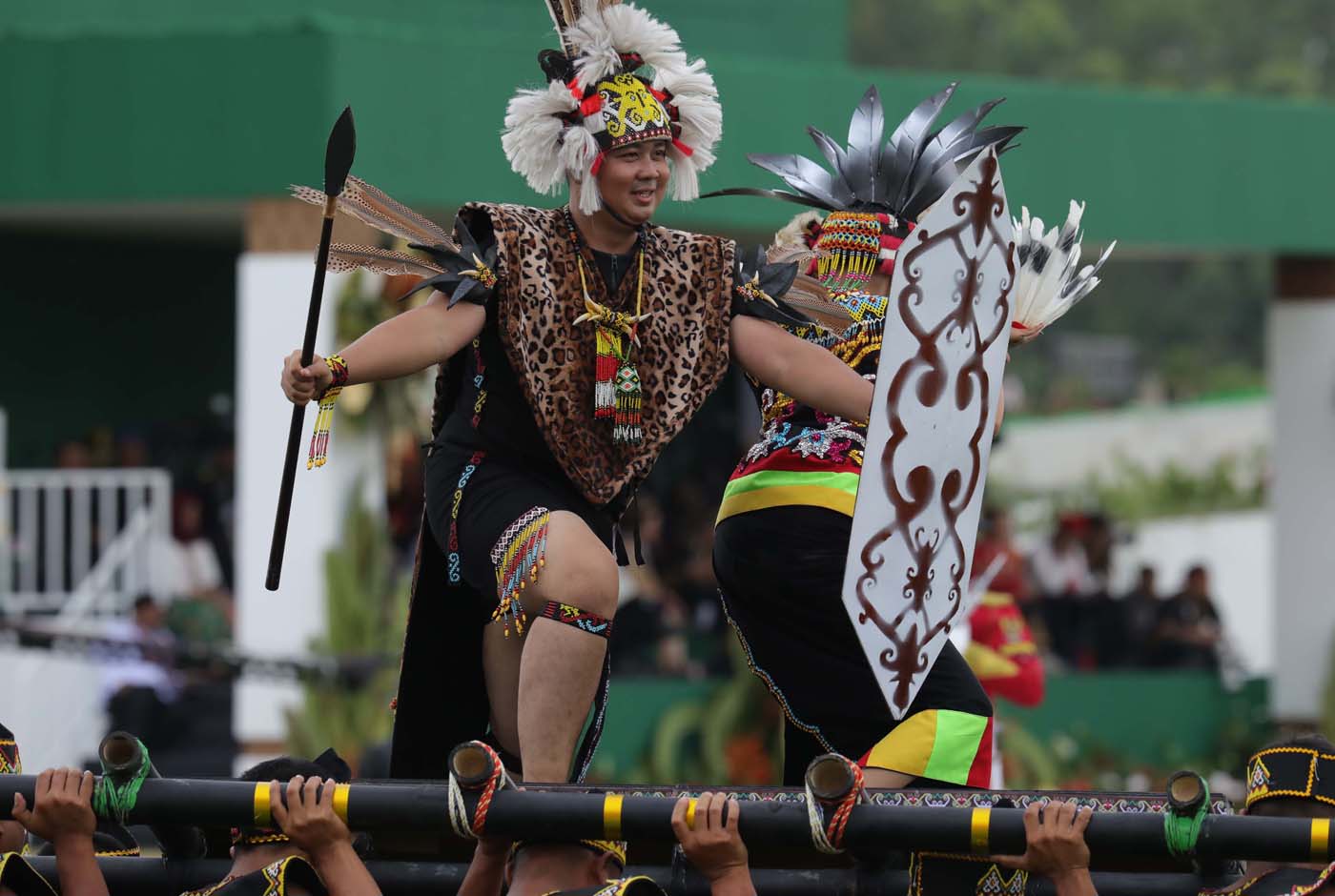 Sejumlah penari menampilkan tarian khas Suku Dayak dari Kalimantan usai upacara Peringatan Detik-det