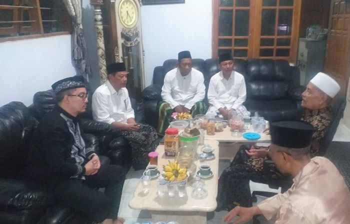 Pasangan Bakal Cabup dan Cawabup Lamongan Ghofur - Firosya silaturahmi ke kediaman Pengasuh Pondok Pesantren Sunan Drajat Kiai Ghofur. (Istimewa) - Image