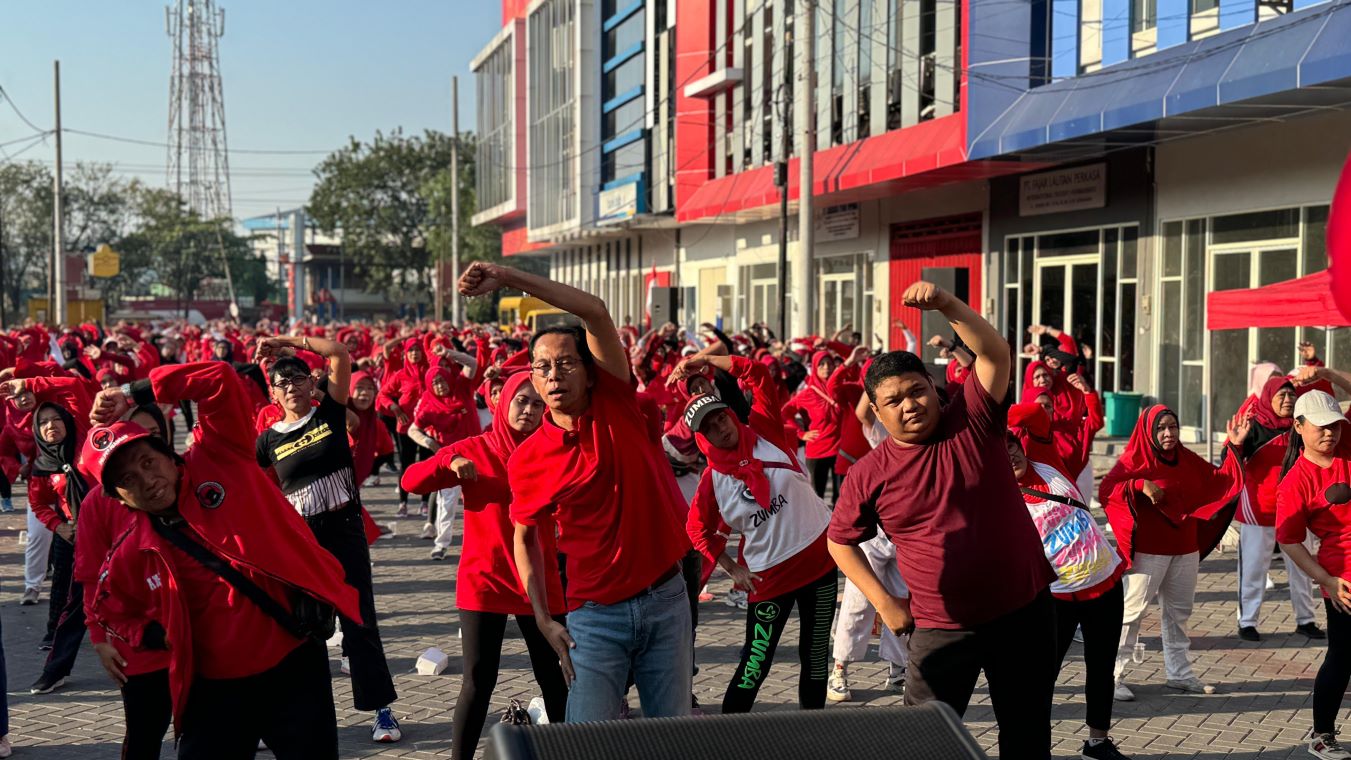 Ribuan warga di Surabaya antusias mengikuti gebyar Senam Cinta Tanah Air (SICITA) yang dilaksanakan oleh Pengurus Anak Cabang Kecamatan Krembangan pada Minggu (18/8) - Image