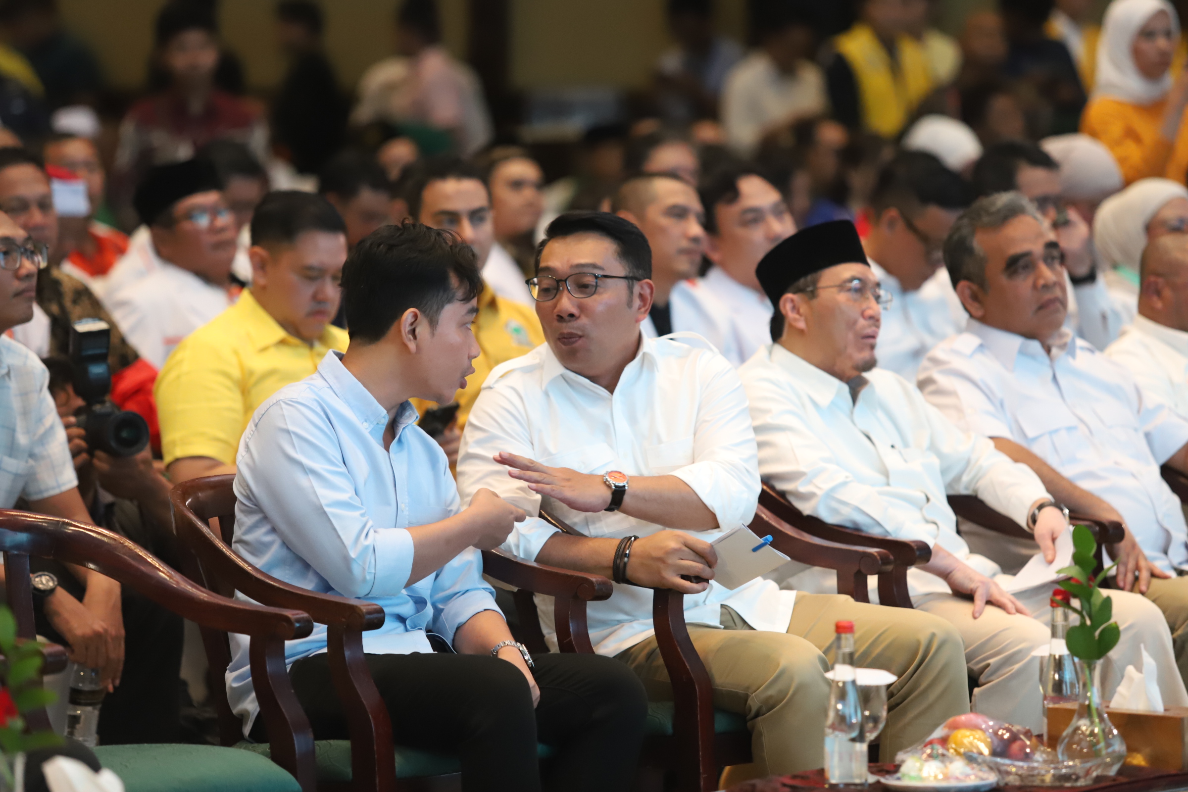 Wakil Presiden terpilih Gibran Rakabuming Raka bersama calon Gubernur DKI Jakarta Ridwan Kamil. (Dery Ridwansah/ JawaPos.com) - Image