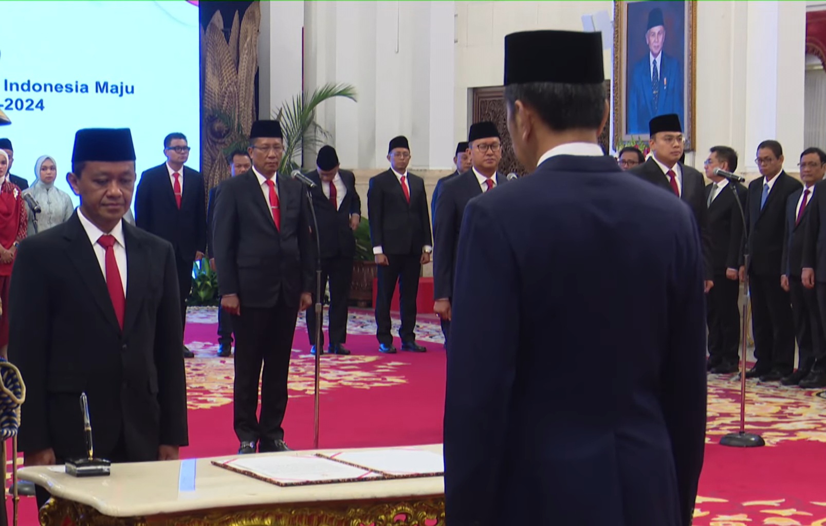 Bahlil Lahadalia dilantik sebagai Menteri ESDM di Istana Negara Jakarta, Senin (19/8/2024). (Tangkapan layar YouTube Sekretariat Presiden) - Image