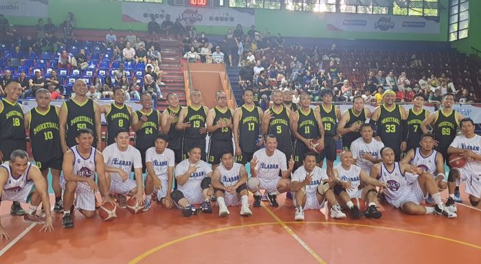 Tim alumni SMAN 3 Jakarta tampil jadi juara bersama tim alumni kampus UI, Unpad, dan Universitas Trisakti, di ajang turnamen bola basket 3 Dekade Dash Basketball. (Istimewa) - Image