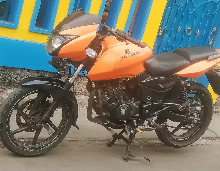 Motor Bajaj Pulsar 180 juga memiliki kapasitas tangki besar seperti Suzuki Thunder 125. (OLX). - Image