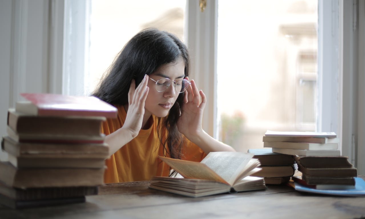 Bahasa tubuh orang dengan kecerdasan tinggi menurut Psikologi./Pexels/ Andrea Piacquadio - Image