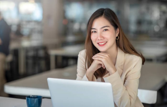 Ilustrasi perempuan yang sangat sukses meskipun dulunya menjadi siswa dengan nilai C (freepik) - Image