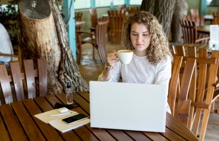 Ilustrasi perempuan yang suka membuka banyak tab di browser (freepik) - Image