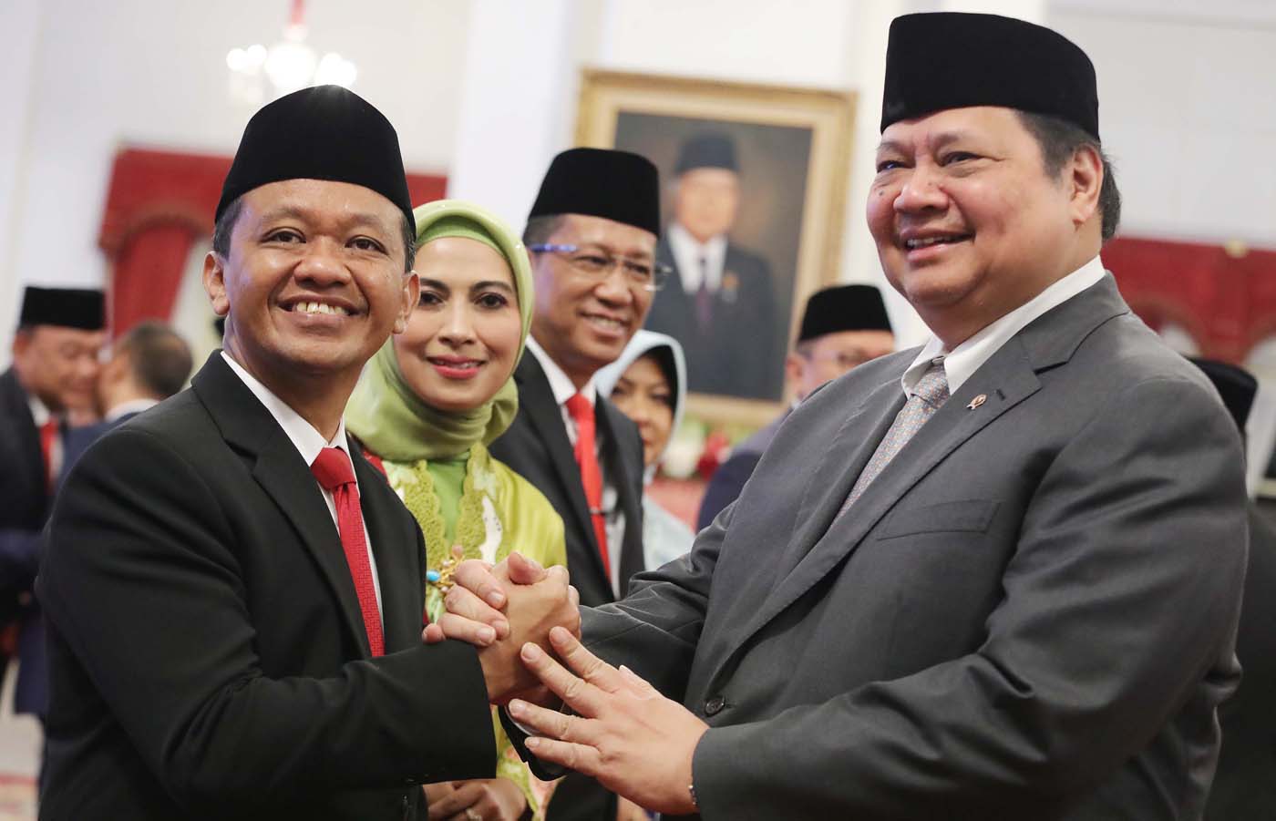 Menko Perekonomian Airlangga Hartarto (kanan) memberikan ucapan selamat kepada pejabat baru Menteri ESDM Bahlil Lahadalia (kiri)yang dilantik di Istana Negara, Jakarta, Senin (19/8/2024). (Fedrik Tarigan/ Jawa Pos) - Image