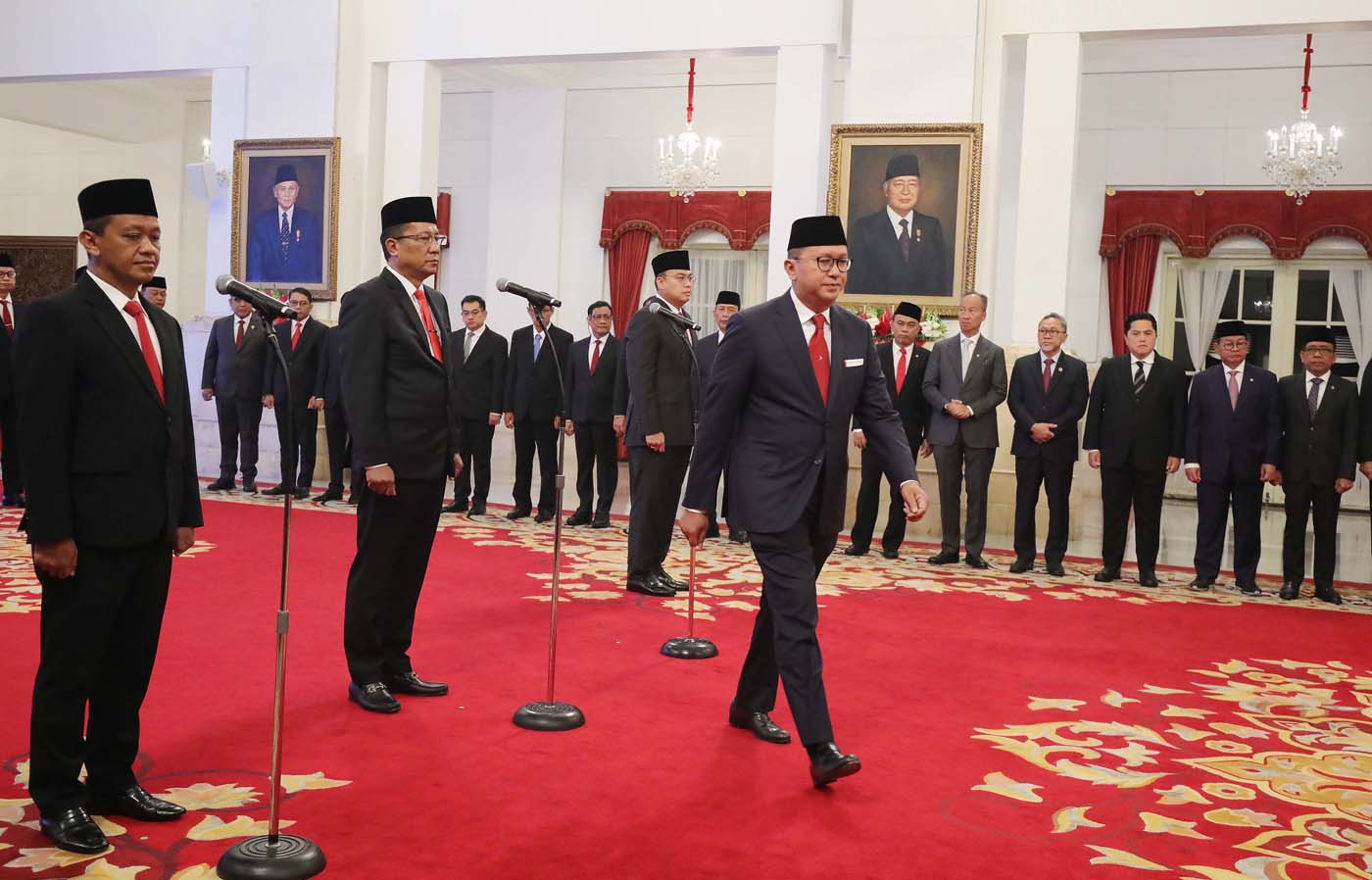 Pejabat baru Menteri ESDM Bahlil Lahadalia (kiri), calon Menkumham Supratman Andi Agtas (kedua kiri), calon Kepala BKPM/Menteri Investasi Roslan Roeslani (kedua kanan) dan calon Wamen Kominfo Angga Raka Prabowo (kanan) saat pelantikan di Istana Negara, Ja - Image