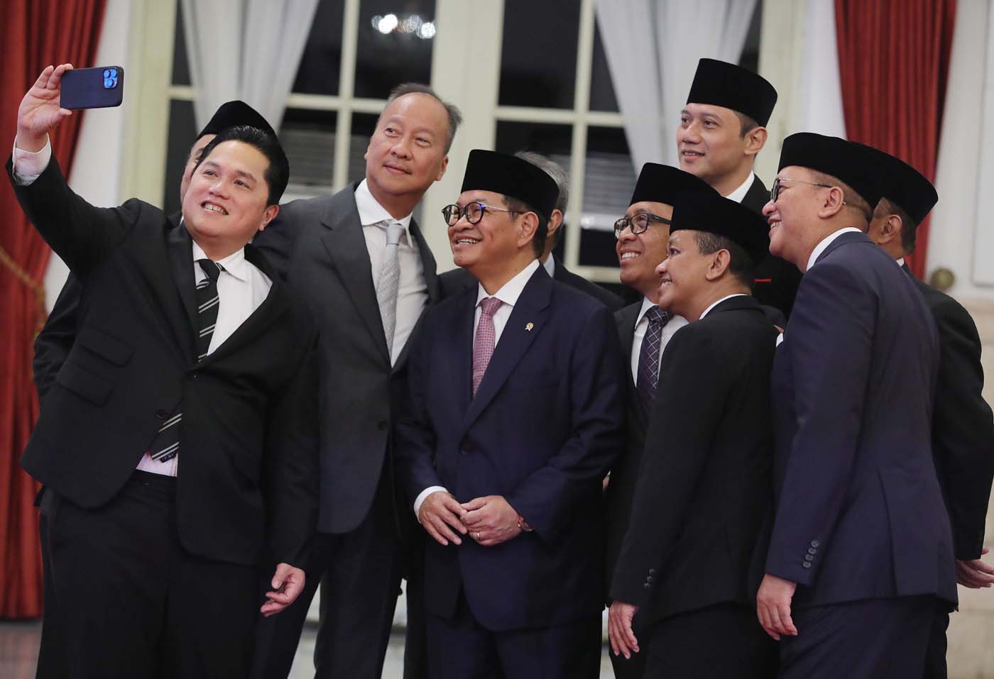 Para menteri Kabinet Indonesia bersatu dan Menteri baru berselfie poto sebelum pelantikan di Istana Negara, Jakarta, Senin (19/8/2024). (Fedrik Tarigan/ Jawa Pos) - Image