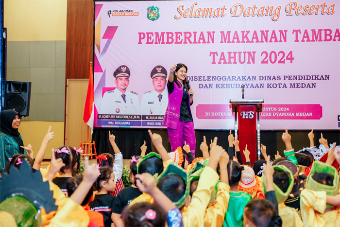 Bunda PAUD Kota Medan Kahiyang Ayu M Bobby Afif Nasution hadir di acara Pemberian Makanan Tambahan (PMT) Siswa PAUD Kota Medan di Hotel Santika Premiere Dyandra Medan, Selasa (20/8). (Istimewa). - Image