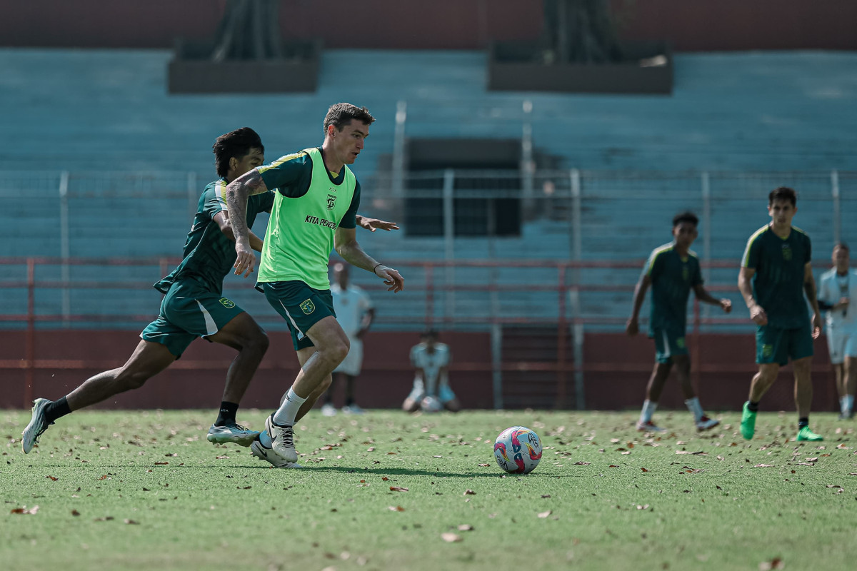 Bek Persebaya, Slavko Damjanovic, saat mengikuti sesi latihan. (Persebaya) - Image