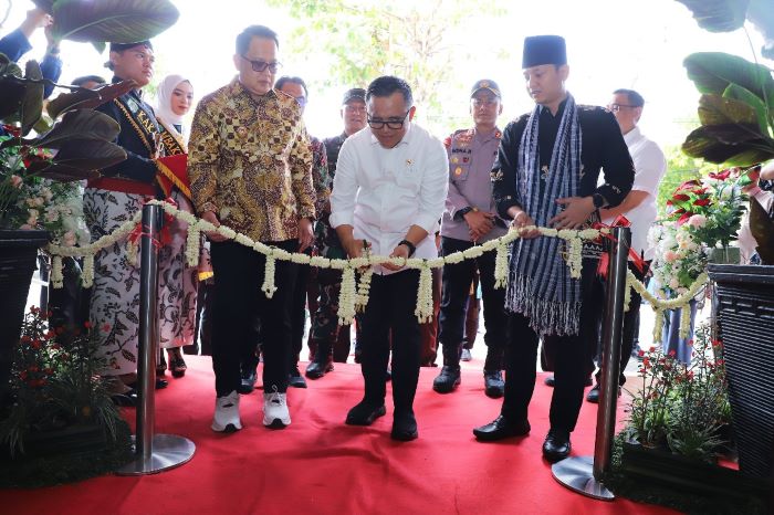 Pj Gubernur Jawa Timur Adhy Karyono bersama Menteri PAN RB Abdullah Azwar Anas resmikan MPP di Pendopo Manggala Praja Nugraha, Kabupaten Trenggalek, Selasa (20/8). (Pemprov Jatim) - Image